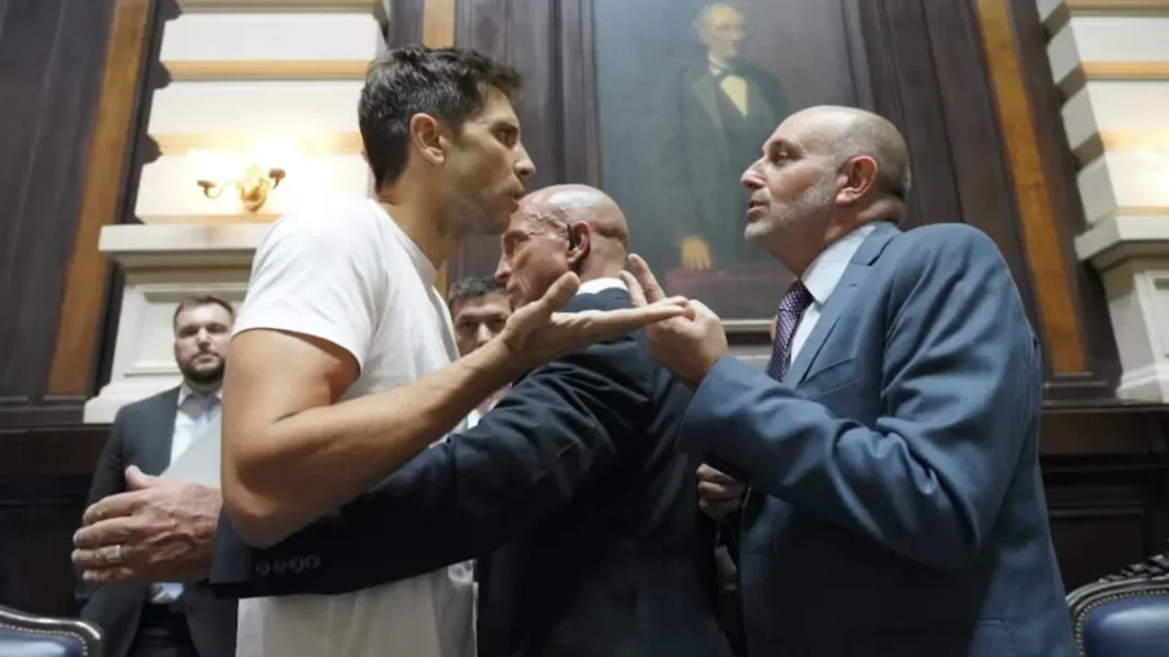 Luego del escándalo que protagonizó en Diputados, Santiago Passaglia cruzó a los legisladores que acompañaron el endeudamiento de Axel Kicillof.