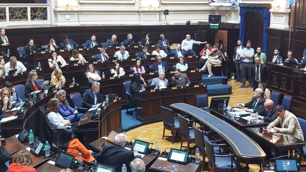 La Legislatura bonaerense aprobó el endeudamiento de Axel Kicillof y la oposición alertó por supuestos negociados para destrabar los votos necesarios.