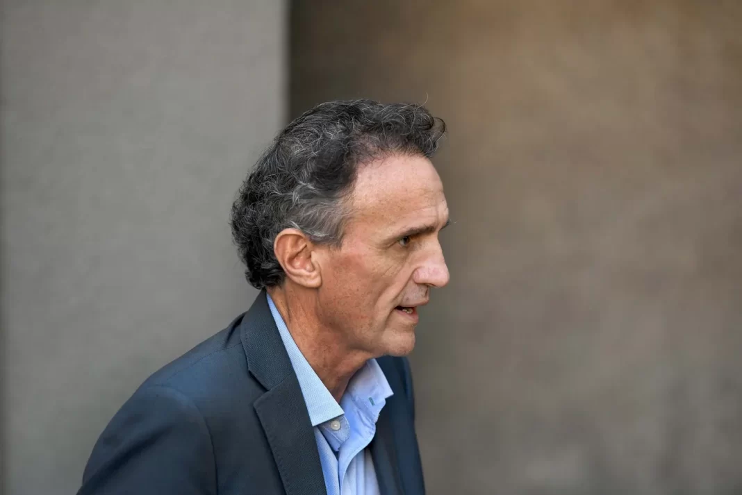 El senador electo, Gabriel Katopodis, podría continuar como ministro de Infraestructura gracias a un cambio en la Ley del Consejo de Magistratura.
