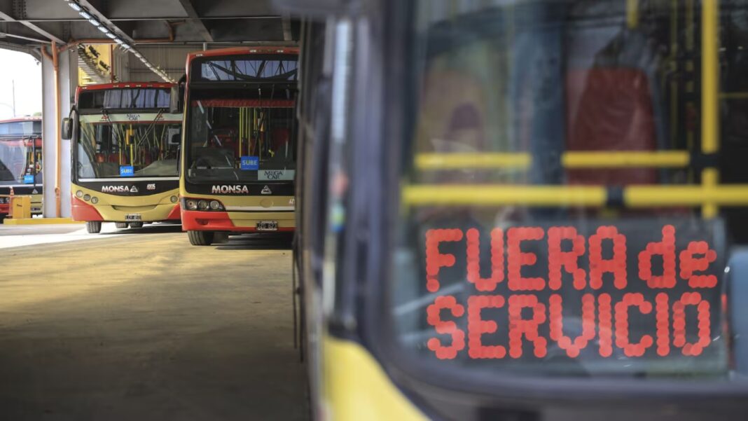 La UTA ratificó el paro de colectivos por falta de pago y más de 20 líneas quedaron sin servicio en el AMBA. mientras continúa el conflicto salarial.