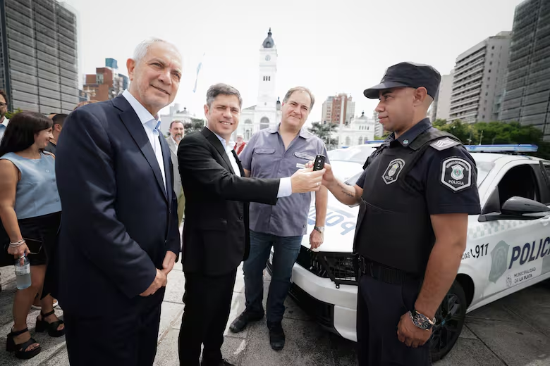 El gobernador bonaerense entregó patrulleros en La Plata y cruzó a Luis Caputo por la convalidación del endeudamiento.