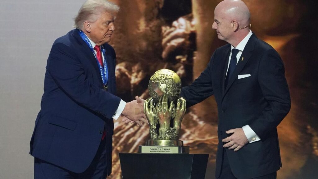 Trump recibió el Premio de la Paz de FIFA en manos de Infantino.