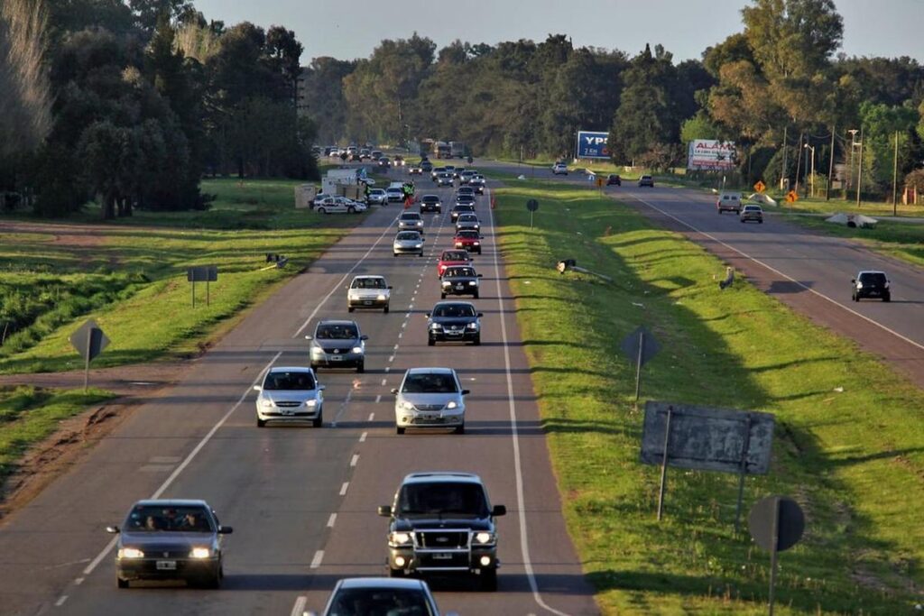 Más de 600 autos circulan la ruta 2 con destino a Mar del Plata.