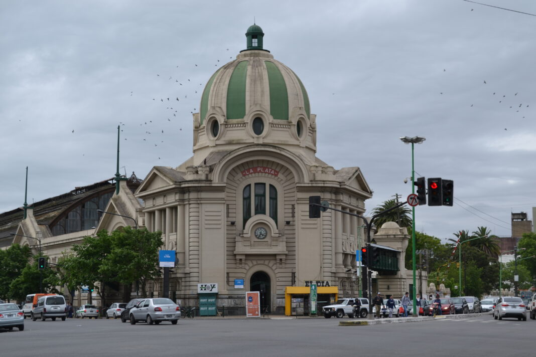 El gobierno de La Plata informó que durante las próximas tres semanas las calles de la estación de trenes estarán cerradas por obras.