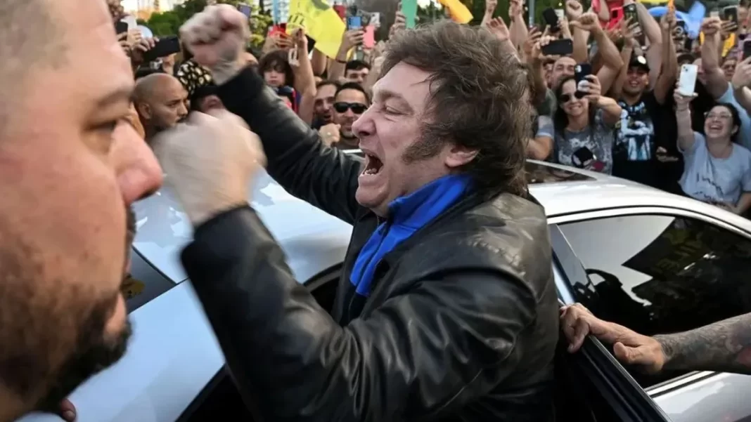 Javier Milei cierra su segundo año de gestión con 49% de imagen positiva y supera la posición favorable que tenían Mauricio Macri y Alberto Fernández en el mismo periodo.