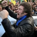 Javier Milei cierra su segundo año de mandato con casi 50% de imagen positiva Javier Milei cierra su segundo año de gestión con 49% de imagen positiva y supera la posición favorable que tenían Mauricio Macri y Alberto Fernández en el mismo periodo.