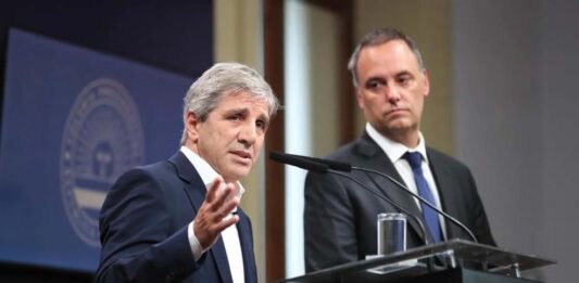 El ministro Caputo confirmó una nueva baja de retenciones y afirmó que la medida busca fortalecer la competitividad del sector agroindustrial.