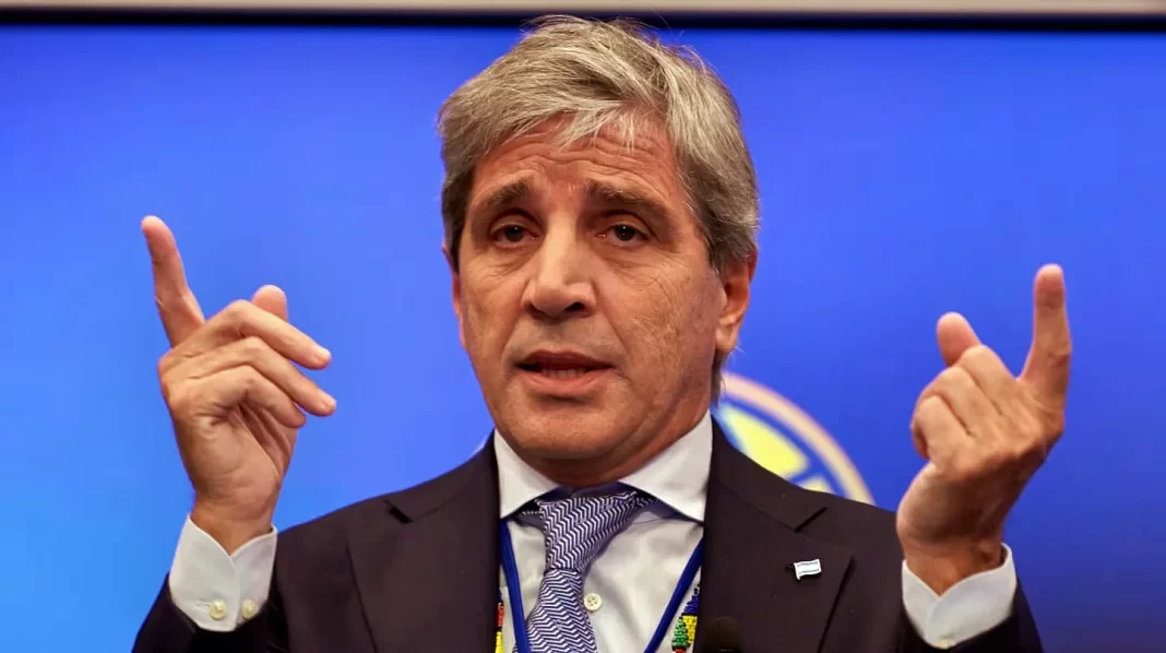 El ministro Luis Caputo, criticó a gobernadores e intendentes por subas de impuestos locales, y apuntó contra Achával por la tasa del 2% en Pilar.