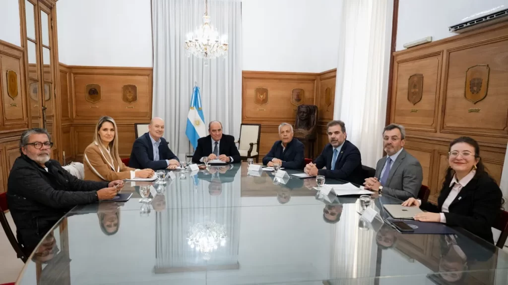 El jefe de Gabinete, Manuel Adorni, presentó el informe final del Consejo de Mayo. 