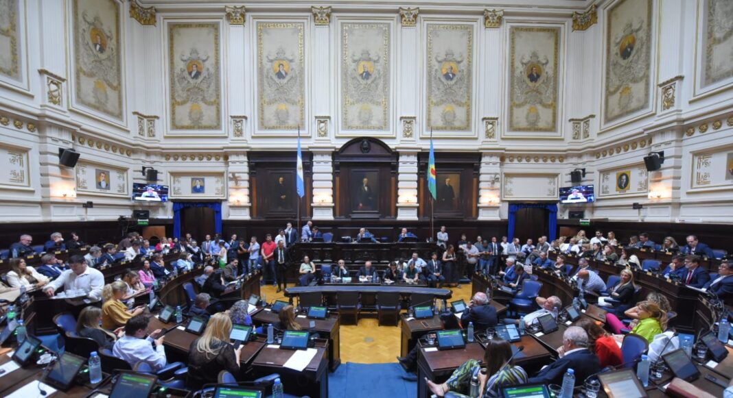 Este 10 de diciembre, la Legislatura bonaerense tendrá su recambio en ambas Cámaras. Cómo quedó posicionado el oficialismo y el rol de la oposición.