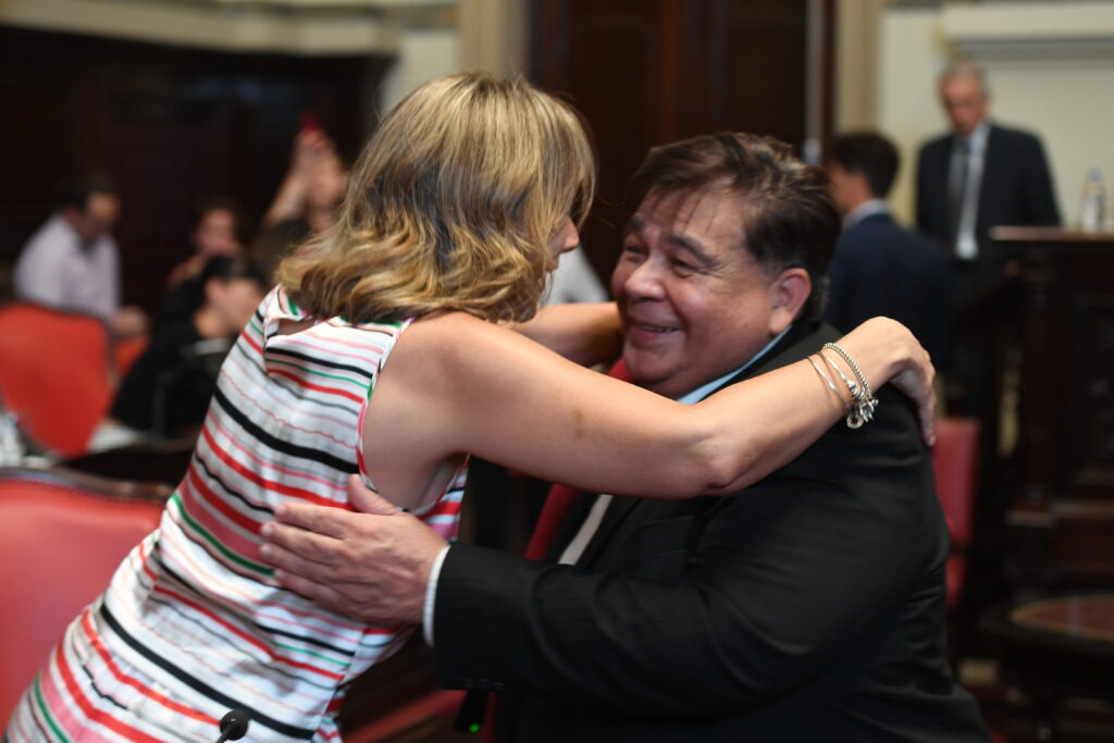 Legislatura bonaerense: Malena Galmarini saluda al "senador del poncho", Mario Ishii. 