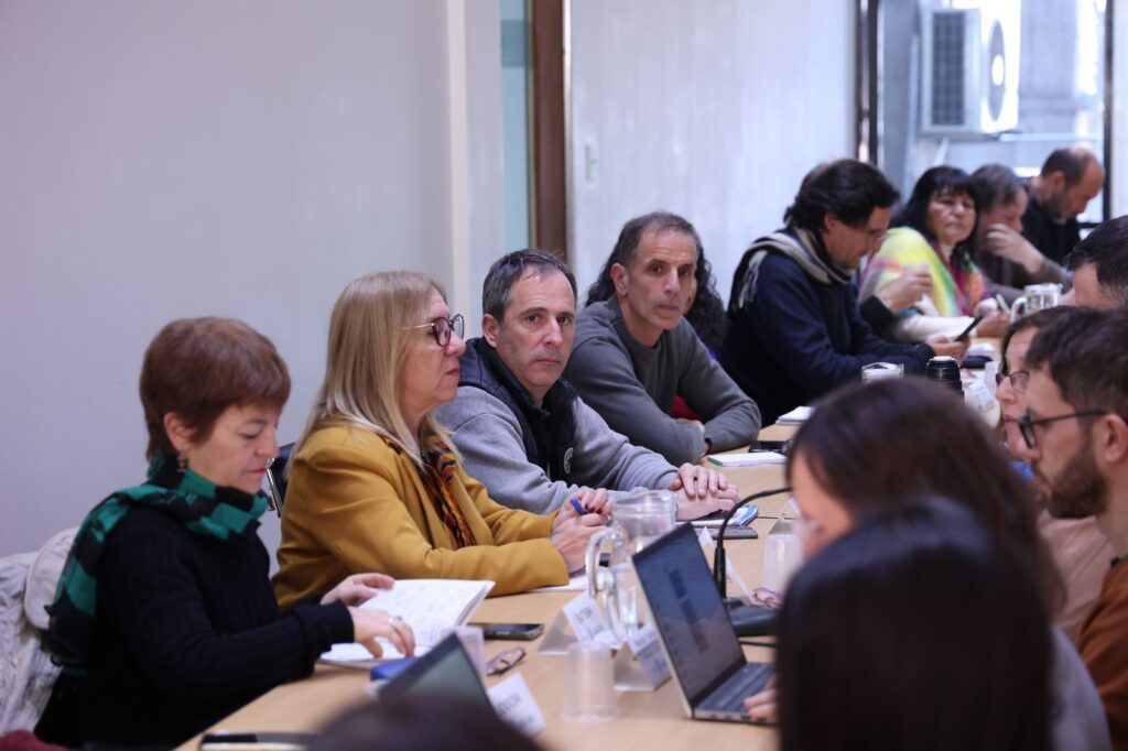 
Gremios de estatales bonaerenses, docentes y judiciales le exigen a Kicillof la reapertura urgente de las paritarias.