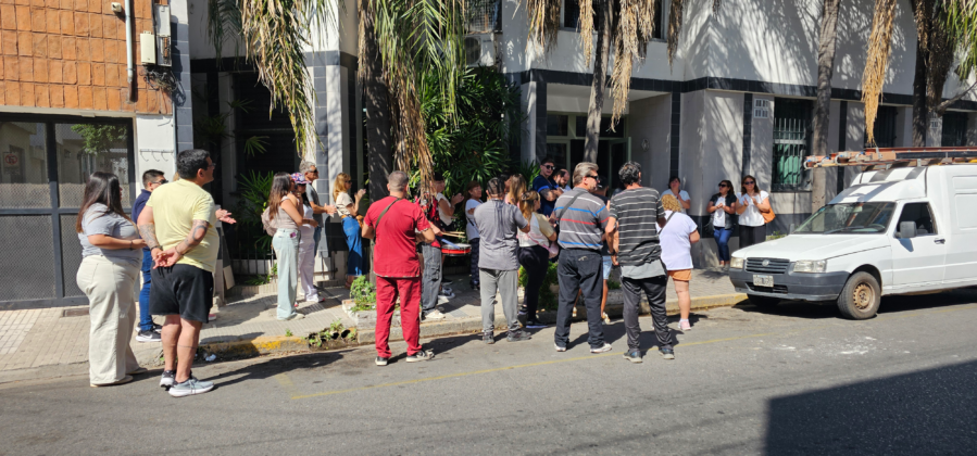 Trabajadores de la Clínica Santa Isabel se reunieron en las inmediaciones del nosocomio para reclamarle a las autoridades el pago de los salarios adeudados y la reincorporación de sus pares despedidos sin causa.