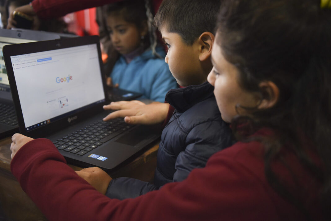 La diputada Moragues impulsa un plan de Educación Digital para incorporar IA, programación y prevención de riesgos en escuelas bonaerenses.