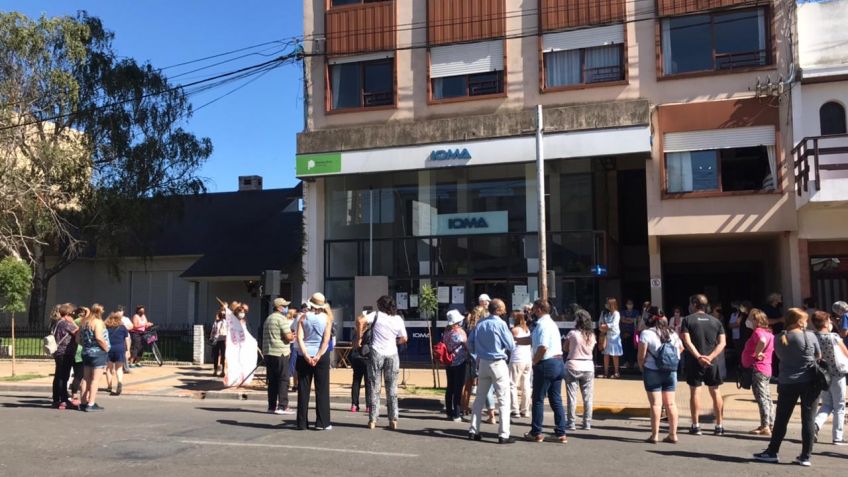 Afiliados de Tandil realizaron varias manifestaciones frente al IOMA para visibilizar sus reclamos por una mejor atención médica.