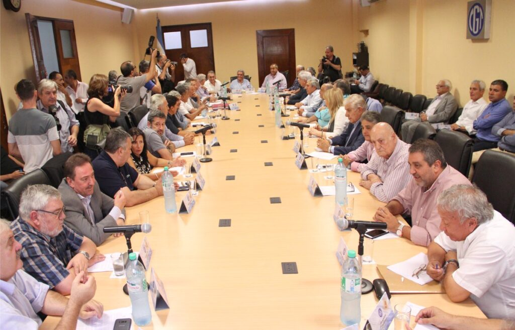 Sin un paro general a la vista, CGT se reúne en su sede central para acordar un rechazo unánime a la reforma laboral impulsada por el Gobierno nacional.