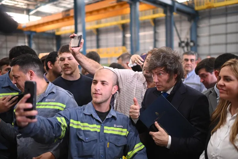 Previo a rubricar el proyecto de reforma laboral, el Gobierno quitó un artículo que comprometía las cuotas solidarias.