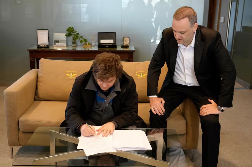 El Gobierno de Javier Milei oficializó la reforma laboral y la envió al Congreso para su debate, tras su regreso al país.