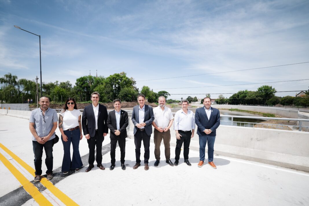 El gobernador bonaerense, Axel Kicillof, inauguró un puente en Luján para mitigar inundaciones. Durante su discurso, cuestionó la toma de deuda de Javier Milei.