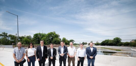 El gobernador bonaerense, Axel Kicillof, inauguró un puente en Luján para mitigar inundaciones. Durante su discurso, cuestionó la toma de deuda de Javier Milei.
