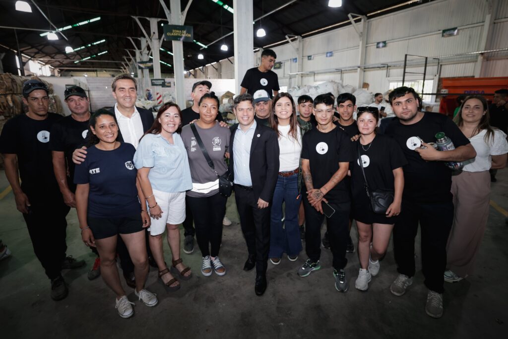 Además de la inauguración del puente Gogna, Kicillof recorrió una planta de reciclaje en Luján.