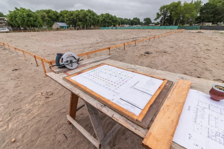 El intendente de La Costa, Juan de Jesús, recorrió las obras de reconstrucción de la Escuela Primaria N°17 en Costa Chica.