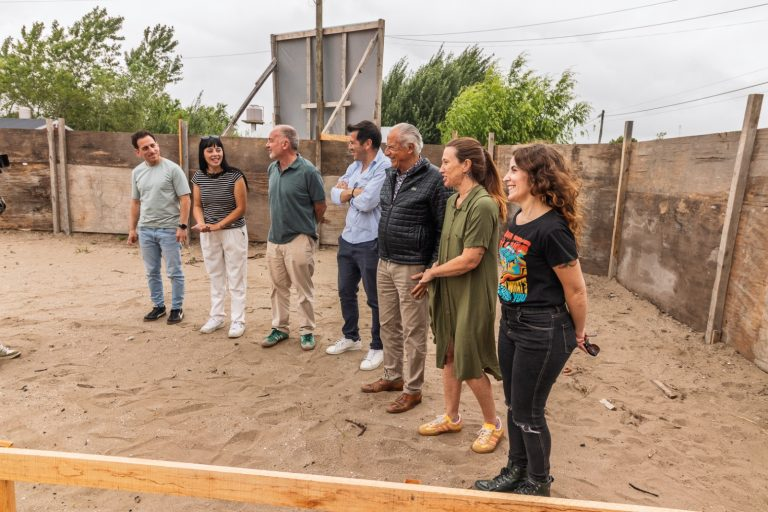 El intendente de La Costa, Juan de Jesús, recorrió las obras de reconstrucción de la Escuela Primaria N°17 en Costa Chica.