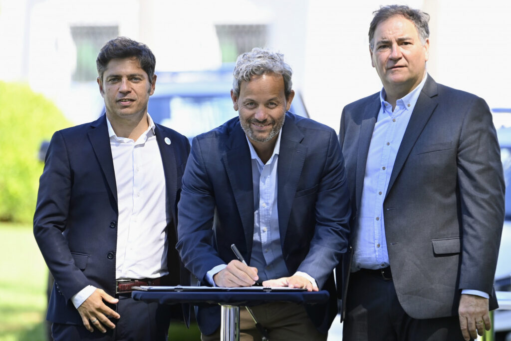 Axel Kicillof junto con el intendente de Monte Hermoso, Hernán Arranz.