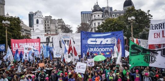 Las dos CTA se declararon en "estado de movilización permanente" por la reforma laboral y convocan una mega movilización a Plaza de Mayo.