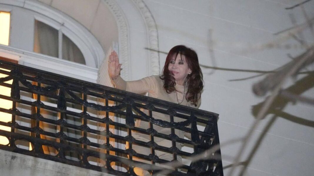 La exvicepresidenta, Cristina Kirchner, cuestionó el dato oficial de inflación de noviembre y lo vinculó al impacto del ajuste aplicado por Javier Milei.