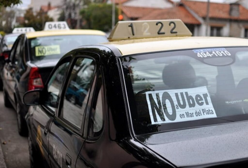 
La Justicia avaló la continuidad de los choferes de aplicaciones en Mar del Plata y desató un nuevo debate con los taxistas.