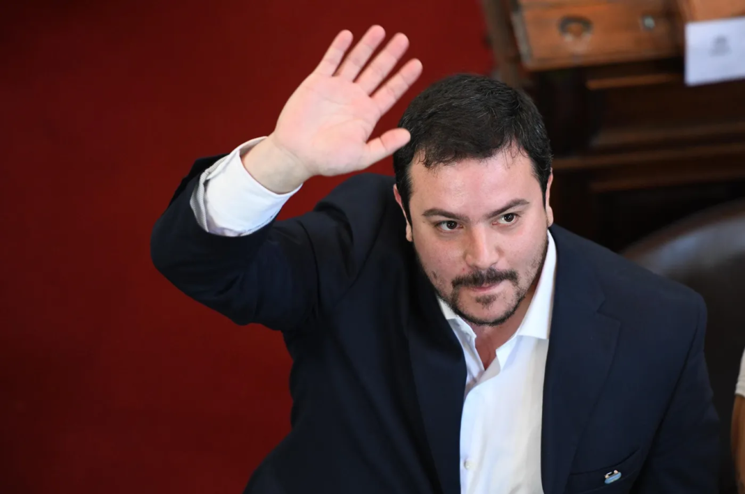 La salida de Pablo Elías de La Cámpora reconfiguró el Concejo Deliberante de La Plata y fortaleció el esquema político que acompaña a Julio Alak.