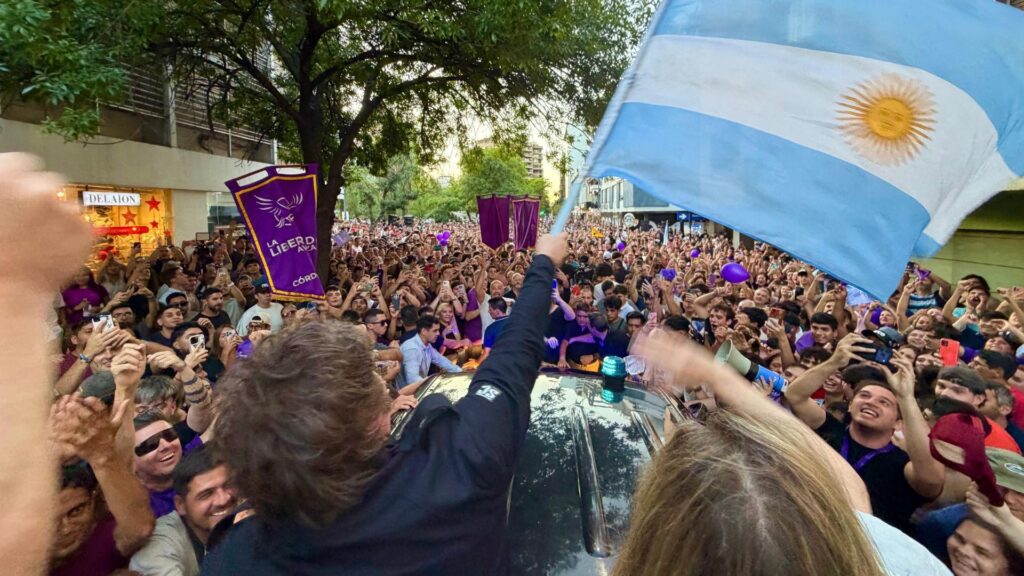 Desde el acto partidario en Córdoba, el Presidente abogó por el proyecto oficialista que apunta contra el déficit fiscal y la emisión monetaria.