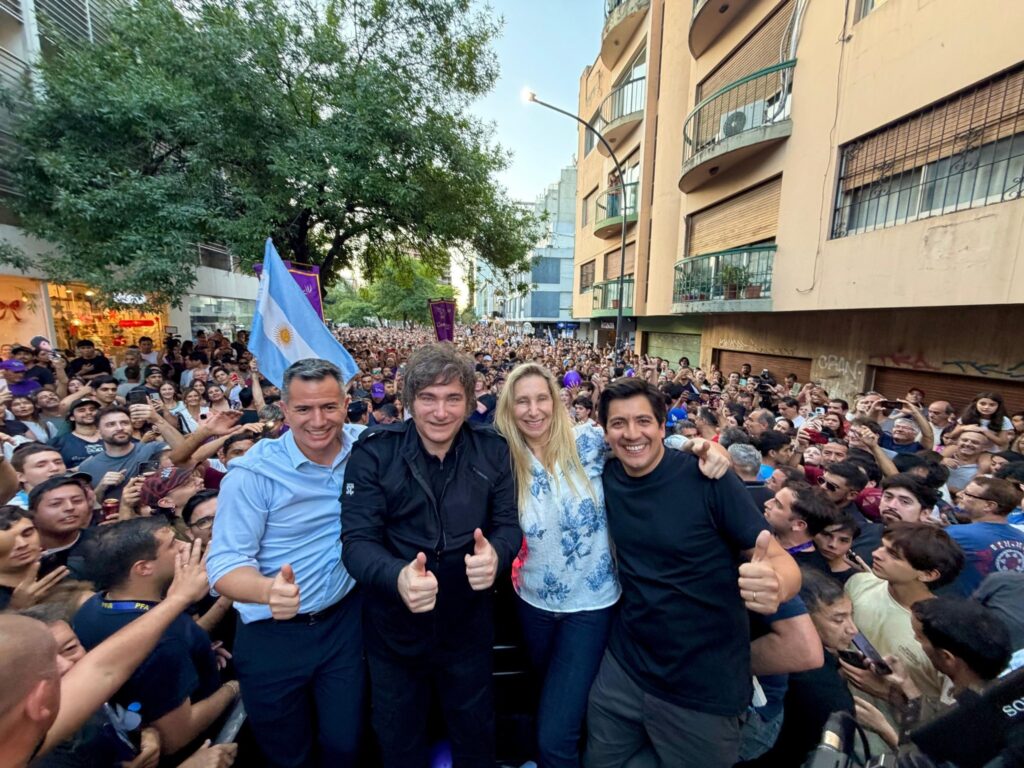 El líder libertario estuvo acompañado por la secretaria de Presidencia, Karina Milei y los diputados nacionales, Gabriel Bornoroni y Gonzalo Roca.
