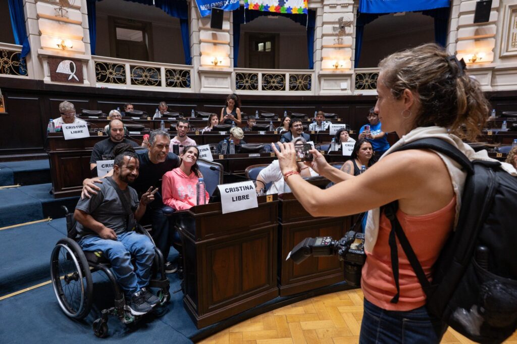 Personas con discapacidad, sus familias, organizaciones sociales y trabajadores del sector participaron el primer encuentro en la Cámara de Diputados bonaerense. 