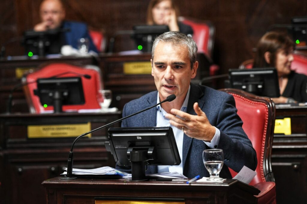 La reforma a la ley de adopción fue impulsada por el senador de UxP, Marcelo Feliú.