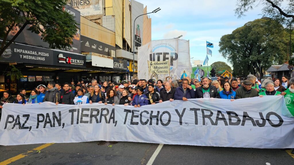 Movimientos sociales se suman a la marcha contra la reforma laboral: "Es esclavista".