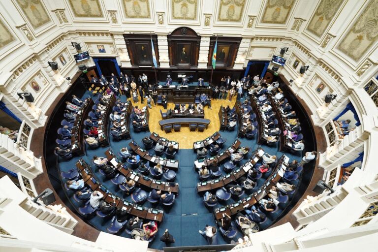 El gobernador, Axel Kicillof, vetó parcialmente el presupuesto de la Cámara de Diputados bonaerense y abrió un nuevo frente.