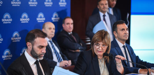 En pleno debate por la reforma laboral, senadores de la oposición desconocen la conformación de comisiones y anticiparon que impugnarán el proceso legislativo ante la Justicia.