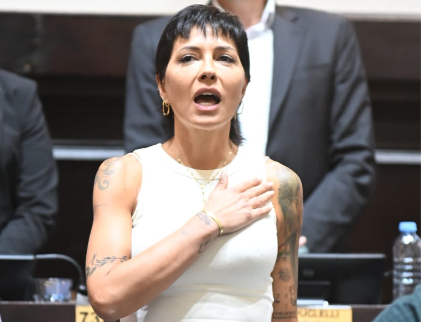 La diputada Mayra Mendoza debutó como legisladora con un discurso en defensa de Cristina Kirchner.