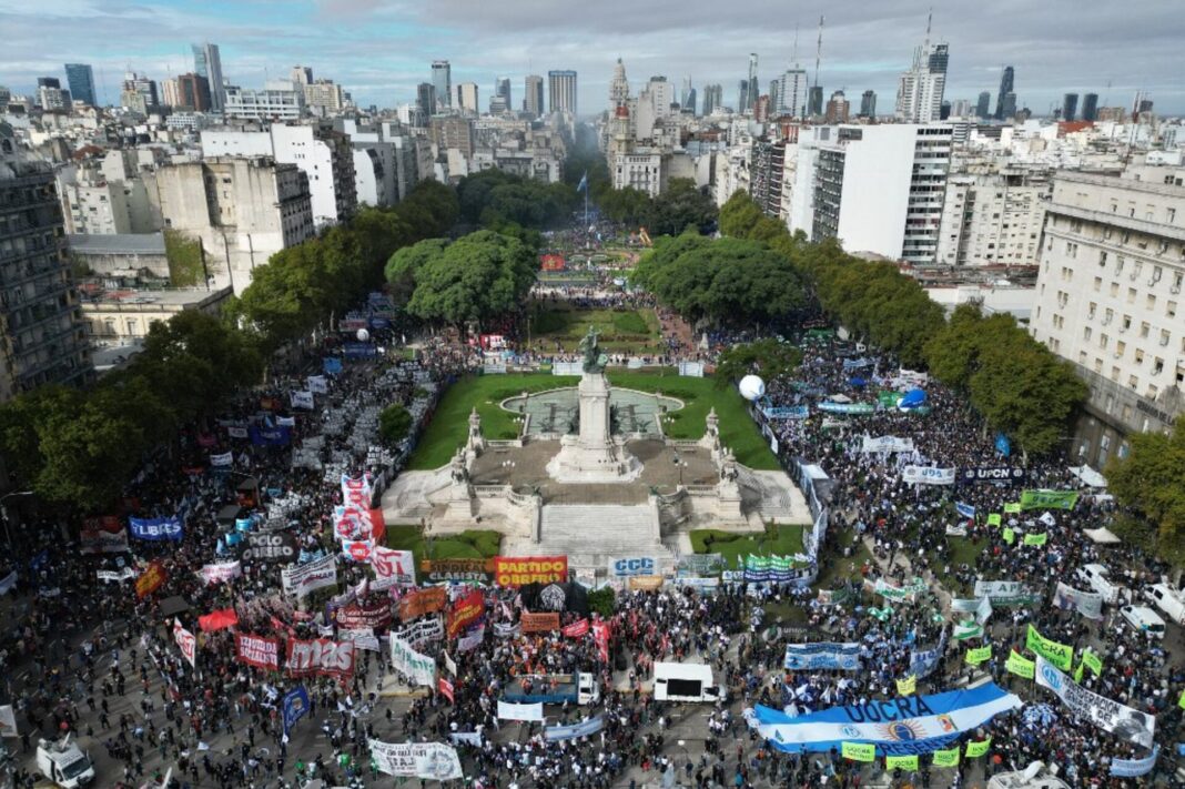 La CGT sale a la calle con una masiva marcha contra la reforma laboral, que comenzará a ser debatida este jueves en la Cámara de Senadores. 