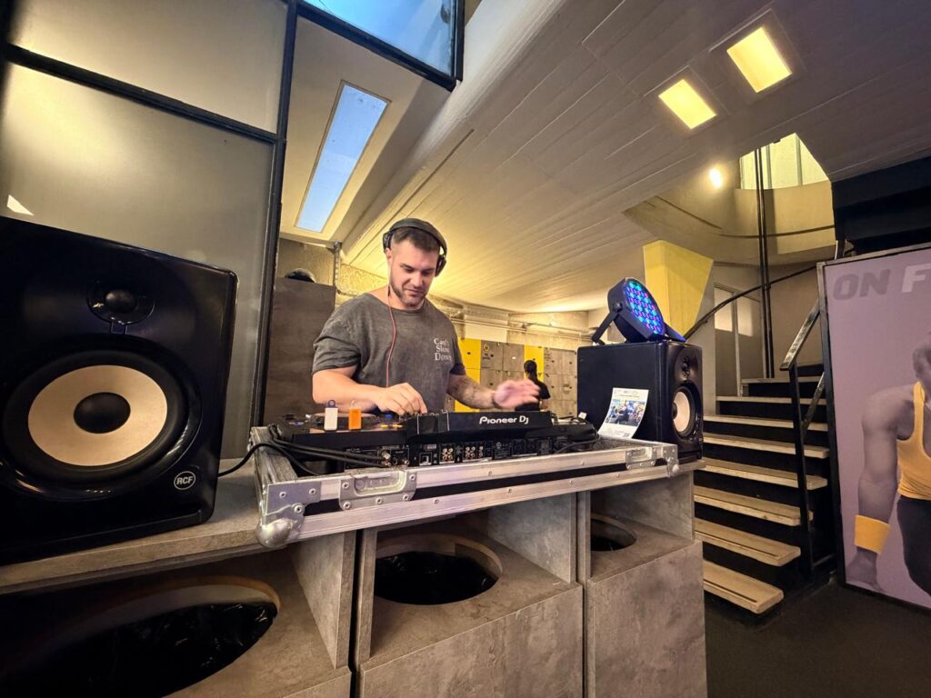 El DJ Pauul.ar le puso música a la jornada de On Fit.