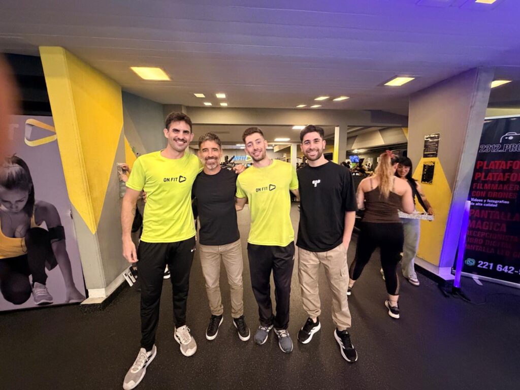 Facundo Estevez junto a parte del staff de On Fit La Plata.