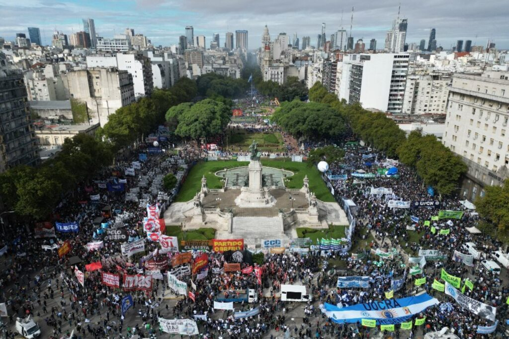 La CGT sale a la calle con una masiva marcha contra la reforma laboral, que comenzará a ser debatida este jueves en la Cámara de Senadores.