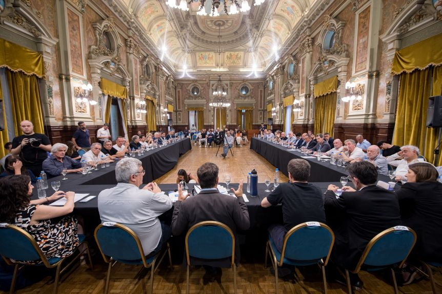 El gobernador bonaerense Axel Kicillof se reunió con más de 80 empresarios pymes para presentar una propuesta alternativa a la reforma laboral de Javier Milei.