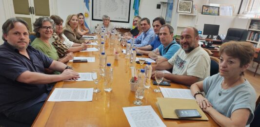 Los docentes bonaerenses nucleados en el FUDB le manifestaron la directora de Educación, Flavia Terigi, la necesidad de un aumento que "recupere el poder adquisitivo de los salarios".
