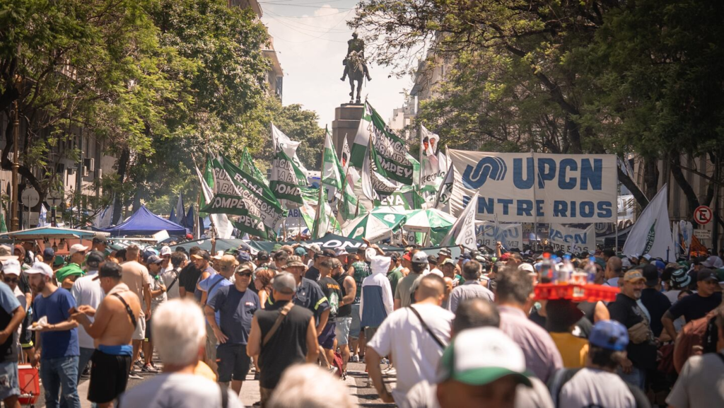 El triunvirato de la CGT amenazó con un paro nacional si el Gobierno nacional avanza con la reforma laboral.