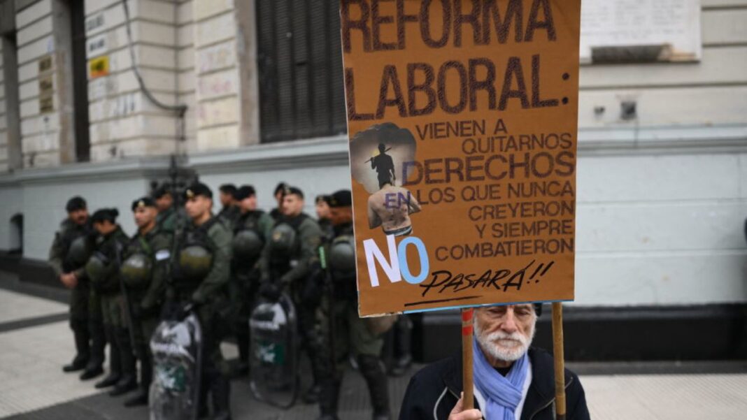Las diputadas Mayra Mendoza (Unión por la Patria) y Mónica Schlotthauer (FIT) presentaron proyectos para rechazar la reforma laboral de Javier Milei.