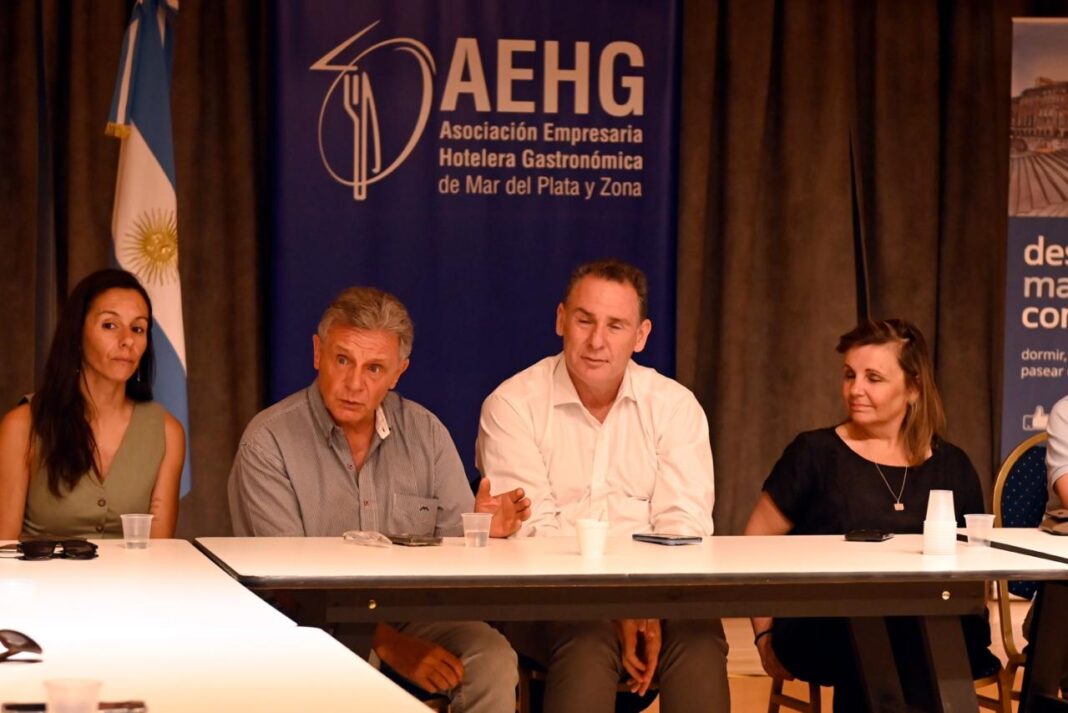 El concejal de Acción Marplatense y ex diputado bonaerense, Gustavo Pulti, encabezó un encuentro con empresarios hoteleros y gastronómico en el inicio de la temporada de verano.