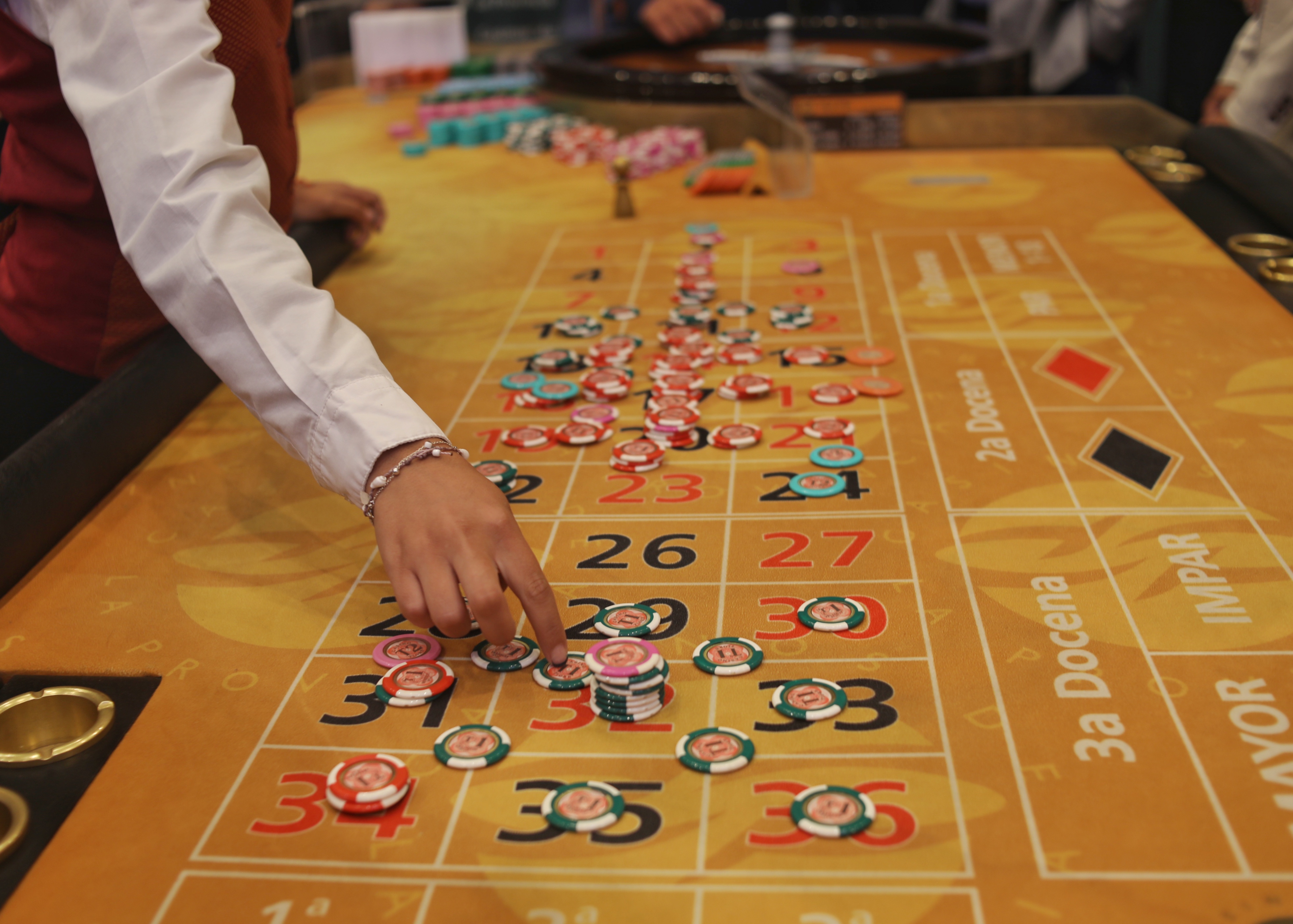 
La Provincia promulgó este martes la ley que prohíbe el ingreso de deudores alimentarios a casinos y salas de juego de azar.